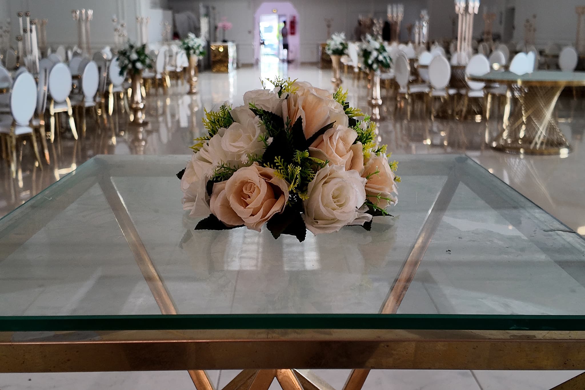 bouquet de fleurs avec salle de réception